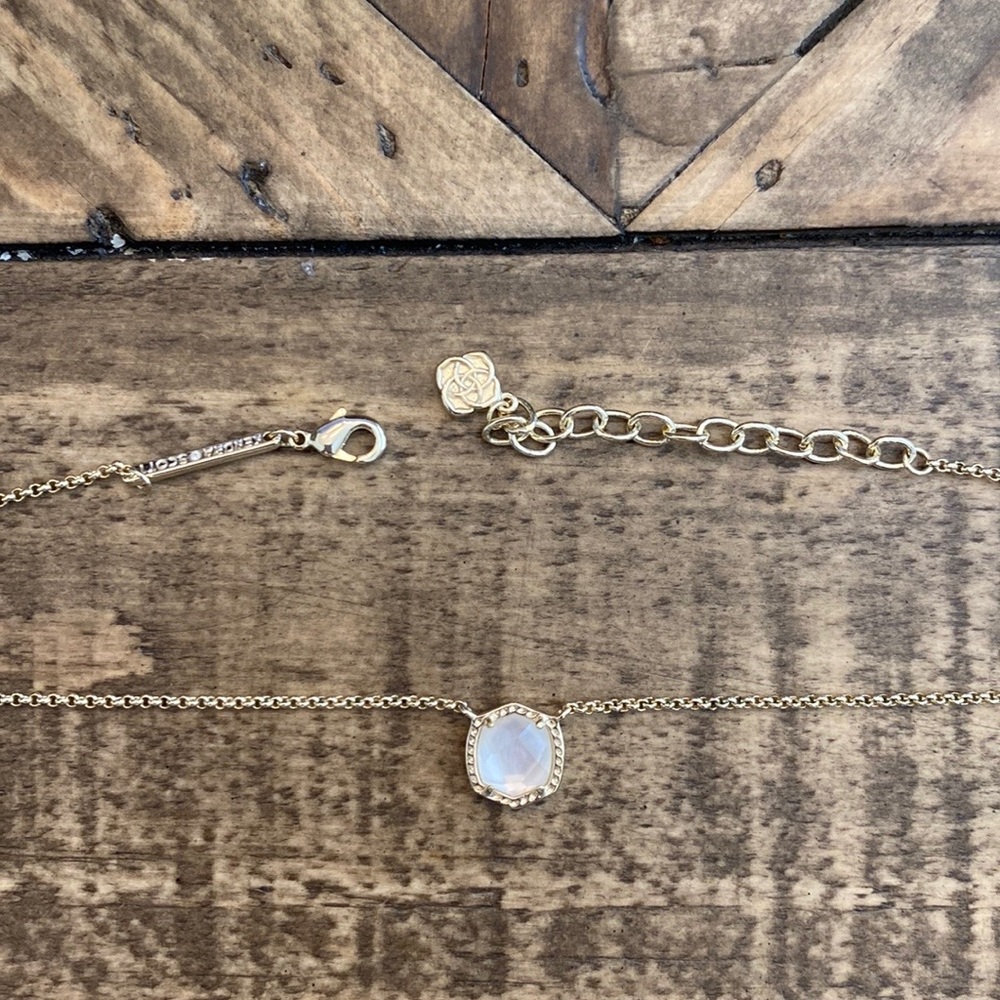 Kendra Scott Davis Gold Short Pendant Necklace